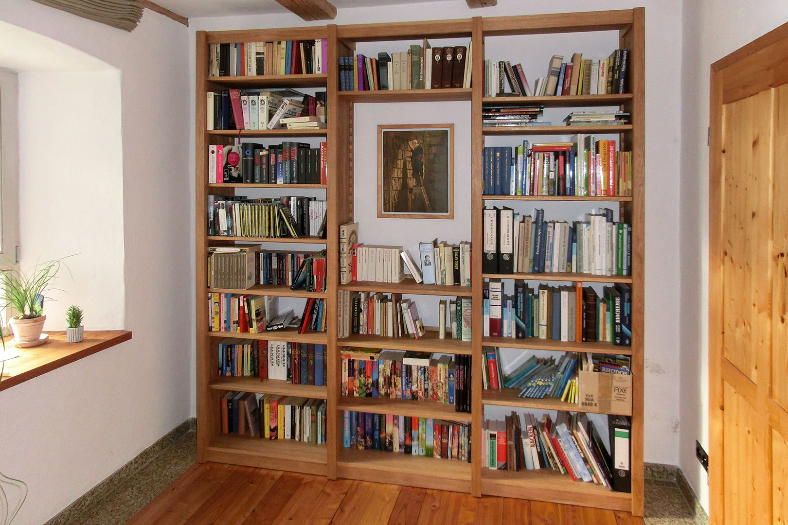 Bücherregal und Sideboard